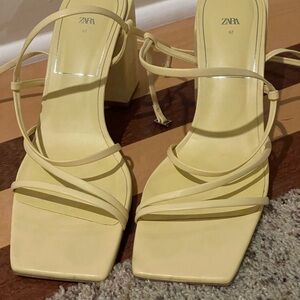 Zara Women's Light Yellow Strappy Heels